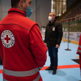 Zväčšiť fotografiu - Dve veľkokapacitné krajské očkovacie centrá, dva očkovacie dni a viac ako 4 100 zaočkovaných - TSK_VKOC PD otvorenie_web (9)