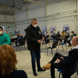 Zväčšiť fotografiu - Dve veľkokapacitné krajské očkovacie centrá, dva očkovacie dni a viac ako 4 100 zaočkovaných - VKOC TN 2