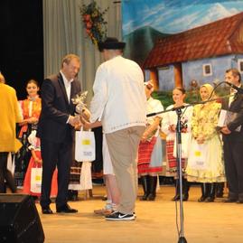 Folklórne podujatia v trenčianskom kraji roztočili sukne desiatkam folkloristiek - NOSITELIA TRADICII (1)