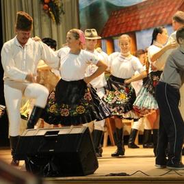 Folklórne podujatia v trenčianskom kraji roztočili sukne desiatkam folkloristiek - NOSITELIA TRADICII (5)