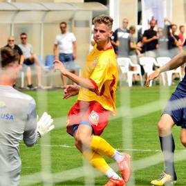 Zväčšiť fotografiu - Futbal v najväčšej obci trenčianskeho kraja oslavuje 70 rokov - zdroj - FB FK Belusa - zapas s Duklou Trenčín