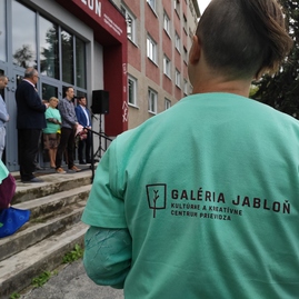 Zväčšiť fotografiu - Galéria jabloň v prievidzi sa nadýchla históriou - IMG_20210901_103242