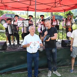 Zväčšiť fotografiu - Hasiči, hody aj folklór: nedeľa ukázala silu tradícií v trenčianskom kraji