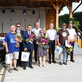 Zväčšiť fotografiu - Hasiči, hody aj folklór: nedeľa ukázala silu tradícií v trenčianskom kraji
