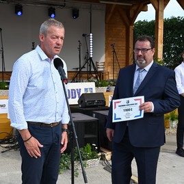 Zväčšiť fotografiu - Hasiči, hody aj folklór: nedeľa ukázala silu tradícií v trenčianskom kraji