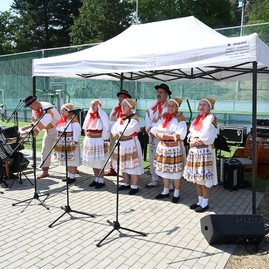 Zväčšiť fotografiu - Hasiči, hody aj folklór: nedeľa ukázala silu tradícií v trenčianskom kraji