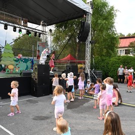 Zväčšiť fotografiu - Hasiči, hody aj folklór: nedeľa ukázala silu tradícií v trenčianskom kraji