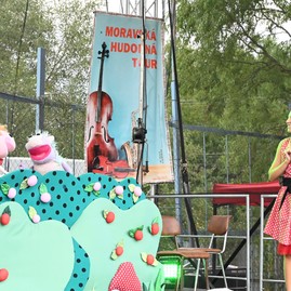 Zväčšiť fotografiu - Hasiči, hody aj folklór: nedeľa ukázala silu tradícií v trenčianskom kraji