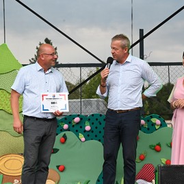 Zväčšiť fotografiu - Hasiči, hody aj folklór: nedeľa ukázala silu tradícií v trenčianskom kraji