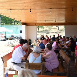 Zväčšiť fotografiu - Hasiči, hody aj folklór: nedeľa ukázala silu tradícií v trenčianskom kraji