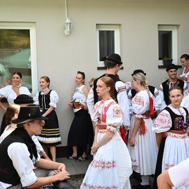 Zväčšiť fotografiu - Hasiči, hody aj folklór: nedeľa ukázala silu tradícií v trenčianskom kraji