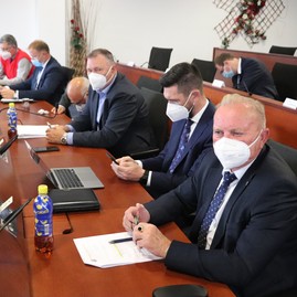 Zväčšiť fotografiu - Hospodárenie kraja bolo aj v prvom polroku 2021 ovplyvnené pandémiou, z tsk reaguje na pripravovanú optimalizáciu siete nemocníc - IMG_2498
