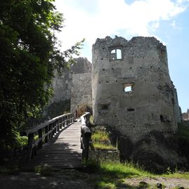 Zväčšiť fotografiu - Hraničné vrcholy vrchárskej koruny trenčianska nahradili vhodné alternatívy - VKT 2020_Uhrovský hrad