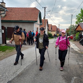 Zväčšiť fotografiu - Hviezdicový výstup na maguru otvoril turistickú sezónu, hasiči v lúkach oslávili jubileum - 20220507_081212