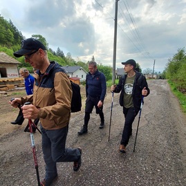 Zväčšiť fotografiu - Hviezdicový výstup na maguru otvoril turistickú sezónu, hasiči v lúkach oslávili jubileum - 20220507_081833