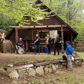 Zväčšiť fotografiu - Hviezdicový výstup na maguru otvoril turistickú sezónu, hasiči v lúkach oslávili jubileum - 20220507_101717