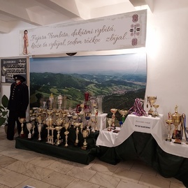 Zväčšiť fotografiu - Hviezdicový výstup na maguru otvoril turistickú sezónu, hasiči v lúkach oslávili jubileum - 20220507_143342