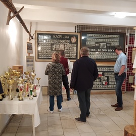 Zväčšiť fotografiu - Hviezdicový výstup na maguru otvoril turistickú sezónu, hasiči v lúkach oslávili jubileum - 20220507_143353