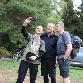 Zväčšiť fotografiu - Hviezdicový výstup na maguru otvoril turistickú sezónu, hasiči v lúkach oslávili jubileum - IMG_8049