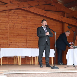 Zväčšiť fotografiu - Hviezdicový výstup na maguru otvoril turistickú sezónu, hasiči v lúkach oslávili jubileum - IMG_8085