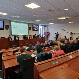 Zväčšiť fotografiu - Iii. zasadnutie zastupiteľstva tsk: nová kategorizácia nemocníc negatívne ovplyvní poskytovanie zdravotnej starostlivosti v trenčianskom kraji, župa spustila petíciu a žiada zmeny - 20230130_132920