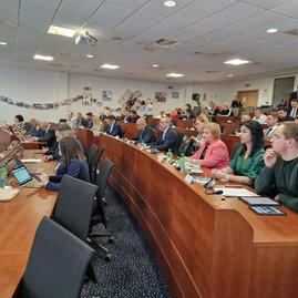 Zväčšiť fotografiu - Iii. zasadnutie zastupiteľstva tsk: nová kategorizácia nemocníc negatívne ovplyvní poskytovanie zdravotnej starostlivosti v trenčianskom kraji, župa spustila petíciu a žiada zmeny - 20230130_133439