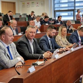 Zväčšiť fotografiu - Iii. zasadnutie zastupiteľstva tsk: nová kategorizácia nemocníc negatívne ovplyvní poskytovanie zdravotnej starostlivosti v trenčianskom kraji, župa spustila petíciu a žiada zmeny - 20230130_133636