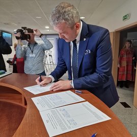 Zväčšiť fotografiu - Iii. zasadnutie zastupiteľstva tsk: nová kategorizácia nemocníc negatívne ovplyvní poskytovanie zdravotnej starostlivosti v trenčianskom kraji, župa spustila petíciu a žiada zmeny - 20230130_165637