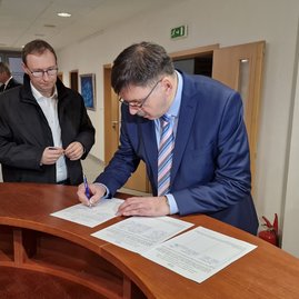 Zväčšiť fotografiu - Iii. zasadnutie zastupiteľstva tsk: nová kategorizácia nemocníc negatívne ovplyvní poskytovanie zdravotnej starostlivosti v trenčianskom kraji, župa spustila petíciu a žiada zmeny - 20230130_165821