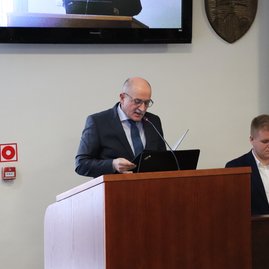 Zväčšiť fotografiu - Iii. zasadnutie zastupiteľstva tsk: nová kategorizácia nemocníc negatívne ovplyvní poskytovanie zdravotnej starostlivosti v trenčianskom kraji, župa spustila petíciu a žiada zmeny - IMG_5150
