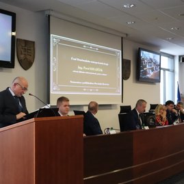 Zväčšiť fotografiu - Iii. zasadnutie zastupiteľstva tsk: nová kategorizácia nemocníc negatívne ovplyvní poskytovanie zdravotnej starostlivosti v trenčianskom kraji, župa spustila petíciu a žiada zmeny - IMG_5153