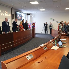 Zväčšiť fotografiu - Iii. zasadnutie zastupiteľstva tsk: nová kategorizácia nemocníc negatívne ovplyvní poskytovanie zdravotnej starostlivosti v trenčianskom kraji, župa spustila petíciu a žiada zmeny - IMG_5154
