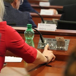 Zväčšiť fotografiu - Iii. zasadnutie zastupiteľstva tsk: nová kategorizácia nemocníc negatívne ovplyvní poskytovanie zdravotnej starostlivosti v trenčianskom kraji, župa spustila petíciu a žiada zmeny - IMG_5156
