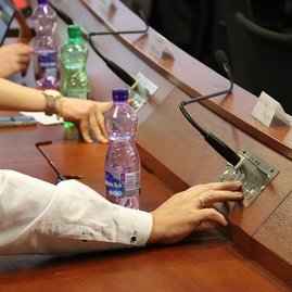 Zväčšiť fotografiu - Iii. zasadnutie zastupiteľstva tsk: nová kategorizácia nemocníc negatívne ovplyvní poskytovanie zdravotnej starostlivosti v trenčianskom kraji, župa spustila petíciu a žiada zmeny - IMG_5162