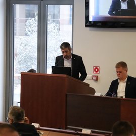 Zväčšiť fotografiu - Iii. zasadnutie zastupiteľstva tsk: nová kategorizácia nemocníc negatívne ovplyvní poskytovanie zdravotnej starostlivosti v trenčianskom kraji, župa spustila petíciu a žiada zmeny - IMG_5190