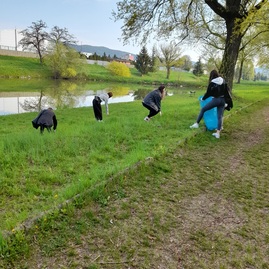 Zväčšiť fotografiu - Jarné upratovanie žiakov soš obchodu a služieb v púchove - foto 3