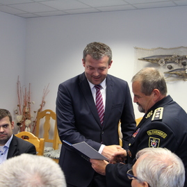 Kniha o dobrovoľných hasičoch v trenčianskom kraji je pokrstená. jej krstným otcom sa stal generálny sekretár dpo vendelín horváth. - IMG_9892