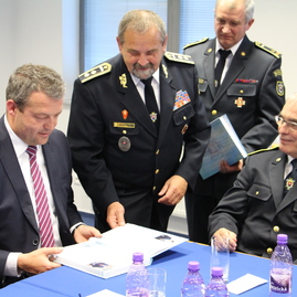 Kniha o dobrovoľných hasičoch v trenčianskom kraji je pokrstená. jej krstným otcom sa stal generálny sekretár dpo vendelín horváth. - IMG_9904