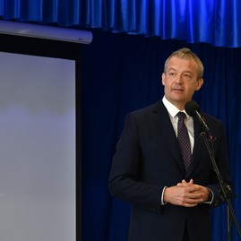 Zväčšiť fotografiu - Knižku k okrúhlemu jubileu školy uviedol do života robot - DSC_4908