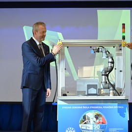 Zväčšiť fotografiu - Knižku k okrúhlemu jubileu školy uviedol do života robot - DSC_4992