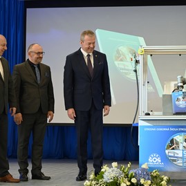 Zväčšiť fotografiu - Knižku k okrúhlemu jubileu školy uviedol do života robot - DSC_5000