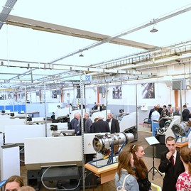 Zväčšiť fotografiu - Knižku k okrúhlemu jubileu školy uviedol do života robot - DSC_5091