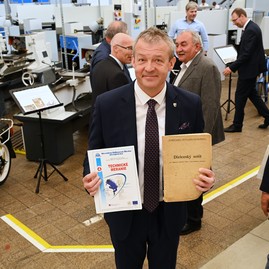 Zväčšiť fotografiu - Knižku k okrúhlemu jubileu školy uviedol do života robot - DSC_5113