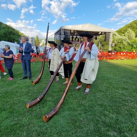 Zväčšiť fotografiu - Košecké podhradie uviedlo do života prvú monografiu, o zábavu sa postaral adam ďurica - 20230702_190728