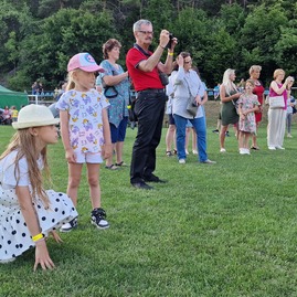 Zväčšiť fotografiu - Košecké podhradie uviedlo do života prvú monografiu, o zábavu sa postaral adam ďurica - 20230702_190913