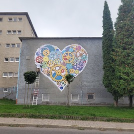 Zväčšiť fotografiu - Kraj kráča s dobou, školu bude zdobiť moderné umenie - 20210929_132343
