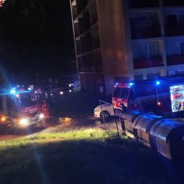 Zväčšiť fotografiu - Kraj pomôže rodinám z požiarom zasiahnutej bytovky - zdroj aktuality 1