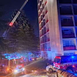 Zväčšiť fotografiu - Kraj pomôže rodinám z požiarom zasiahnutej bytovky - zdroj aktuality 3
