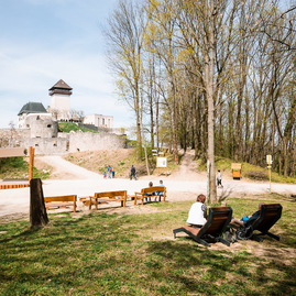 Zväčšiť fotografiu - Krajská dominanta privíta festival priateľstva, dobrej nálady a šikovných rúk - TSK_TN_hrad_trebuchet_web__6_