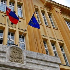 Zväčšiť fotografiu - Krajský súd v trenčíne sa rušiť nebude - krajsky-sud-trencin-zdroj_Pravda